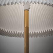 LE KLINT LK80 gulvlampe med papirskærm, lys eg