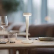 Lucande LED-batteridrevet lysestage Lea, vase, beige, 28 cm