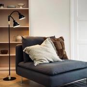 Dyberg Larsen Gulvlampe Lilje, sort, højde 135 cm, 2 lyskilder.