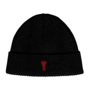 Ribbet uld beanie med broderet patch