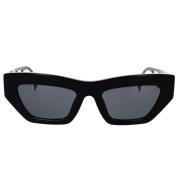 Solbriller med uregelmæssig form, mørkegrå linse og sort stel