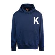 Blå hættetrøje med broderet 'K' emblem