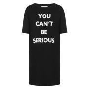 Sorte kjoler med You Can't Be Serious Print