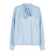 Feminin bluse med broderede prikker