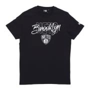 Brooklyn Nets Script Tee Sort/Hvid