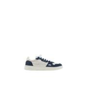 Suede Lace-Up Sneakers med Broderet Patch