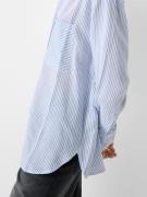 Bershka Bluse  lyseblå / hvid