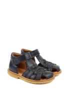 Classic Rub Sole Closed Braid Sanda Pom Pom Navy