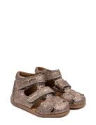 Starters? Two Velcro Scalloped Sand Pom Pom Pink