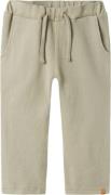 Lil' Atelier Nmmthoro REG Pant LIL Str 122 - Seagrass Bukser hos Magas...