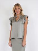 Neo Noir Stella Heavy Sateen Blouse Kvinde Smoke Green Kortærmede Blus...