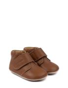 Beginners™ Velcro Noos Slippers Hjemmesko Brown Pom Pom