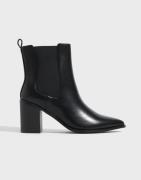 Nelly - Sort - Pointy Chelsea Heeled Boot