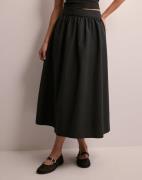 JDY - Sort - Jdyselena Hw Midi Skirt Wvn