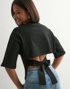Nelly - Sort - Open Back Tie Tee
