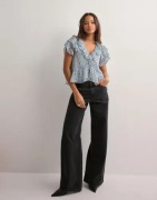 Nelly - Blomstret - Dreamy Flounce Blouse