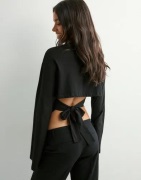 Nelly - Sort - Open Back Tie LS Top