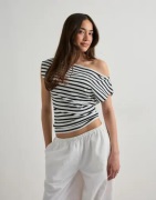 Nelly - Ternet/Stribet - Stripe Shoulder Top